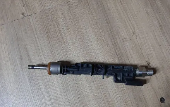 BMW M5 F90 Fuel injector 7852362 10213541
