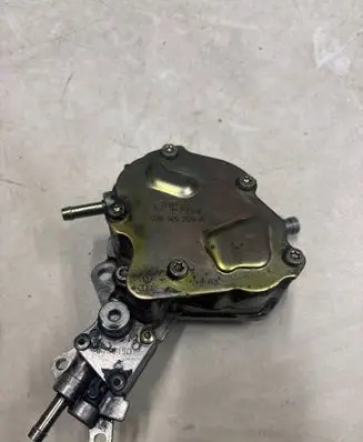 Volkswagen PASSAT B5.5 Vacuum pump 038145209A