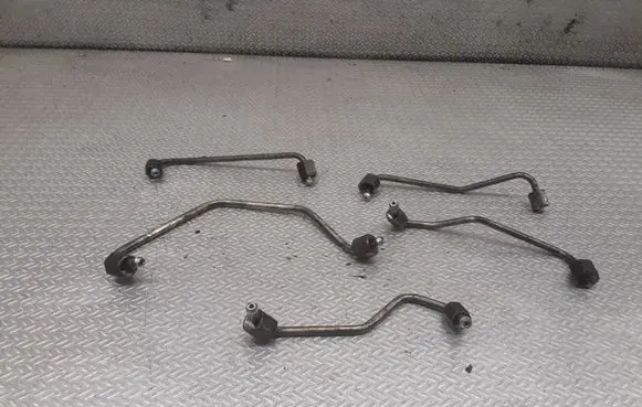 KIA Sorento Fuel injector supply line/pipe 