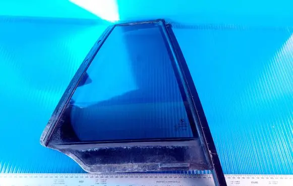 BMW 5 F10 F11 Rear vent window glass 7182045