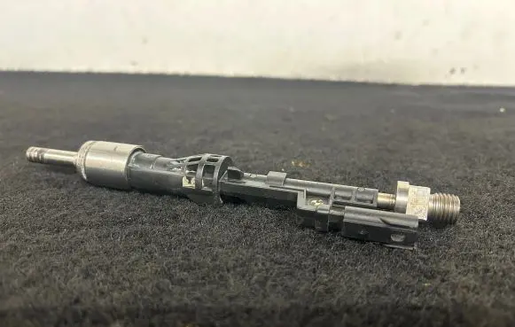 BMW 1 F20 F21 Fuel injector 7597870 10213541