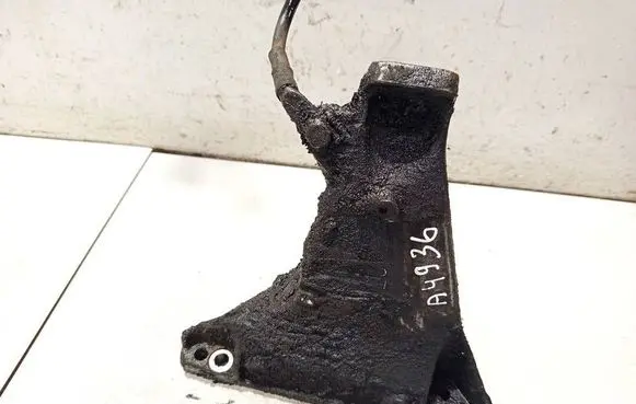 Engine mounting bracket
