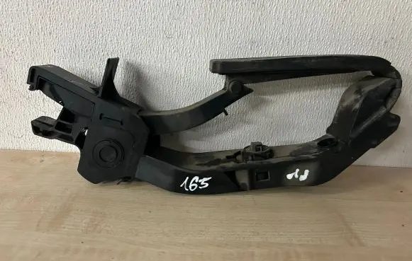Mercedes-Benz E W211 Accelerator throttle pedal A2113000904