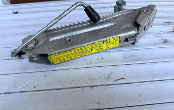 Volkswagen PASSAT B6 Lift Jack 8L0011031A
