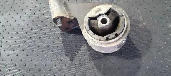 Volvo S40, V40 Engine mount bracket