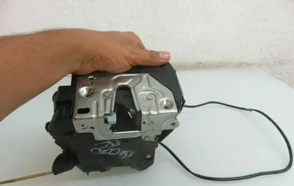 Mercedes-Benz C W203 Front door lock 2037200435