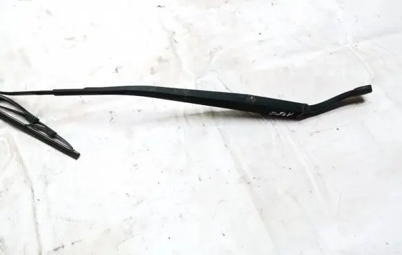 Chevrolet Captiva Front wiper blade arm