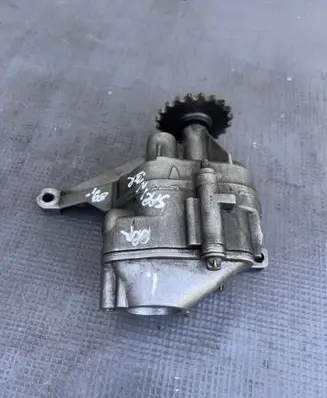 Mercedes-Benz Vito Viano W639 Oil pump 6111810201 A6461810247