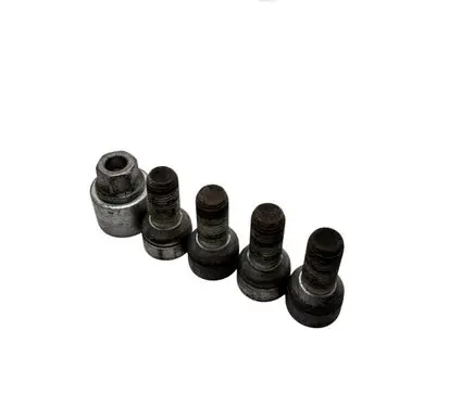 Volkswagen Golf VII Anti-theft wheel nuts and lock 