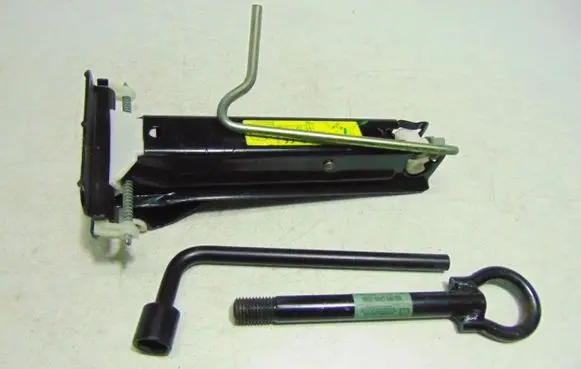 Renault Megane I Spare wheel mounting bracket 