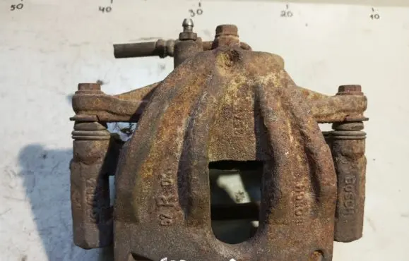 Toyota Corolla Verso E121 Front brake caliper