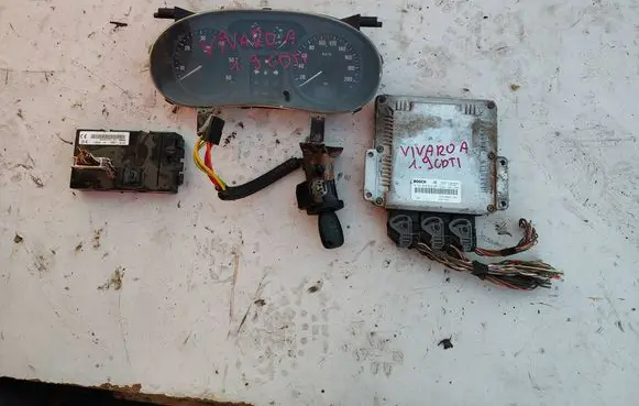 Opel Vivaro Engine control unit/module 8200118526 8200051608