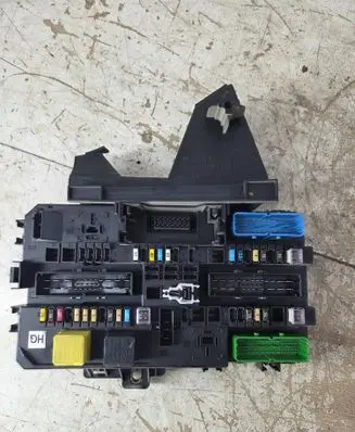 Opel Astra H Fuse module 13115937