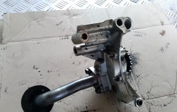Volkswagen Touran I Oil pump 038115121A