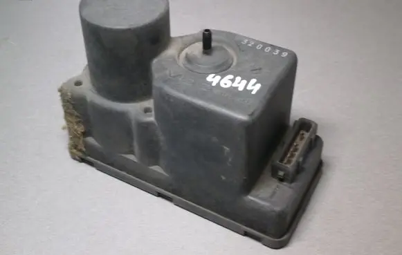Audi 80 90 S2 B4 Central locking vacuum pump 443862257H