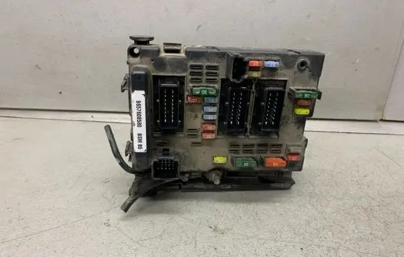 Peugeot 206 Fuse module 9657608580