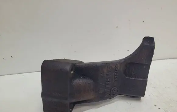 Engine mounting bracket