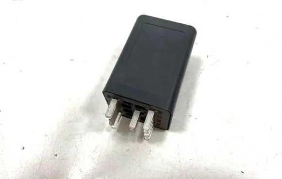 Volkswagen PASSAT B6 Glow plug pre-heat relay 3G907282 0522120502