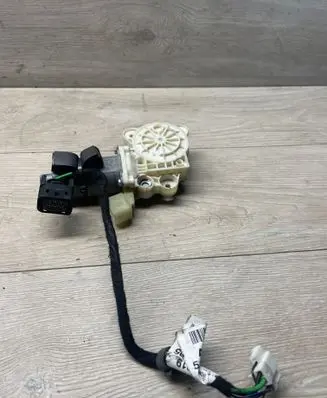 Mercedes-Benz CLS C219 Rear door window regulator motor 0130821432