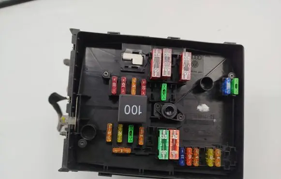 Volkswagen Golf Plus Fuse module 01718130 14A81281