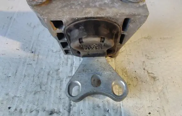 Honda Civic Engine mount bracket
