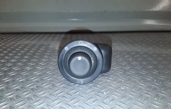 Renault Megane II Wing mirror switch