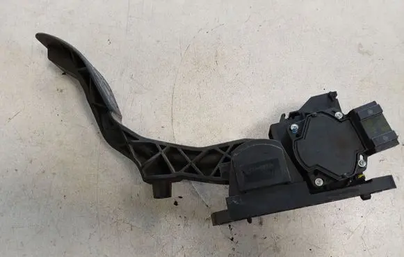 Accelerator throttle pedal