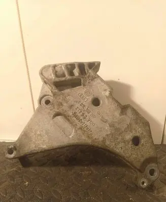 Volkswagen PASSAT B7 Engine mounting bracket 03L199207 KTS93V120 11619603