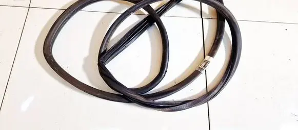 Honda FR-V Rubber seal front coupe door 