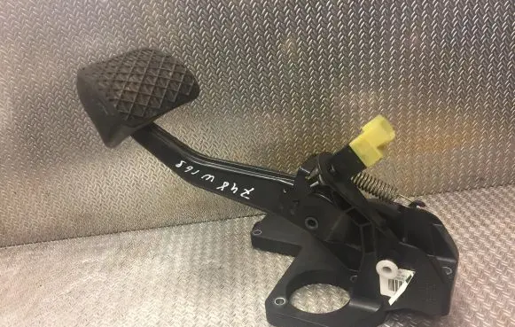Mercedes-Benz A W169 Brake pedal 1692901401 A1692901401