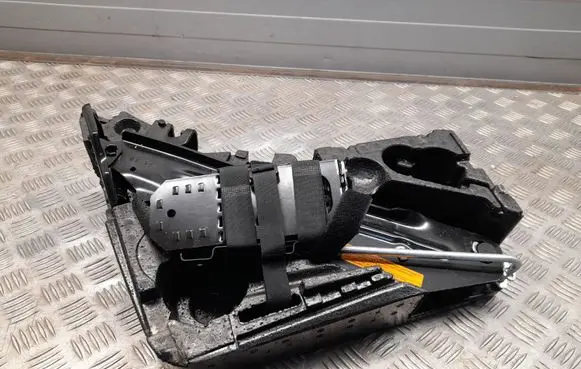Audi Q7 4L Tool set 4L0012130B