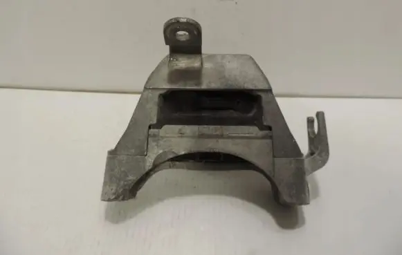 Engine mount vacuum valve