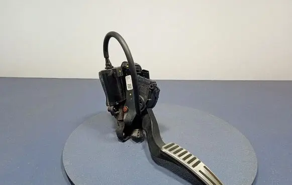 Accelerator throttle pedal
