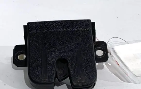 Volkswagen Touareg I Tailgate exterior lock 