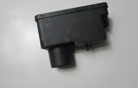 Volkswagen PASSAT B4 Central locking vacuum pump 357962257
