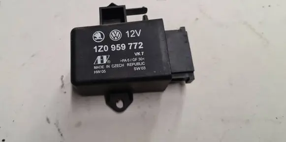 Volkswagen PASSAT B6 Seat heating relay 1Z0959772