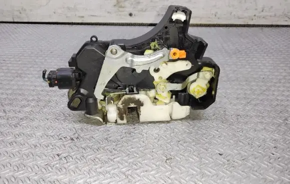 Mitsubishi Colt Front door lock 