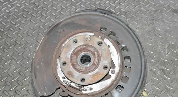 Volkswagen Touareg I Rear wheel hub