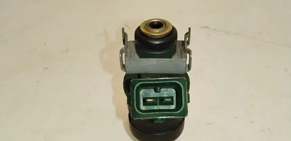Volkswagen Golf IV Fuel injector 037906031AA