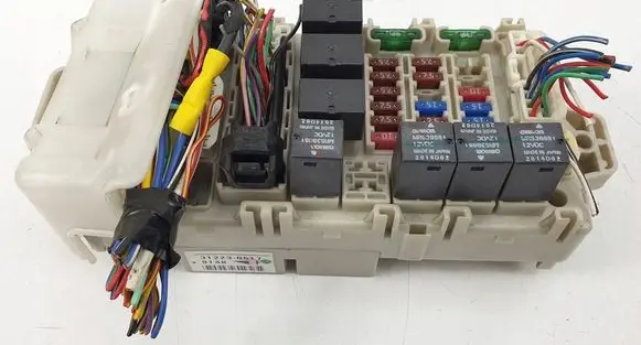Mitsubishi Lancer Fuse module 312230517