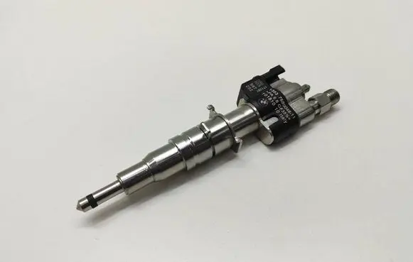 BMW 5 E60 E61 Fuel injector 7589048 758904811 1353758904811