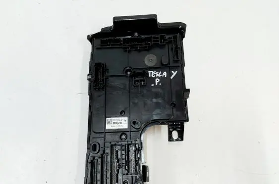 Tesla Model Y Comfort/convenience module 167097700A