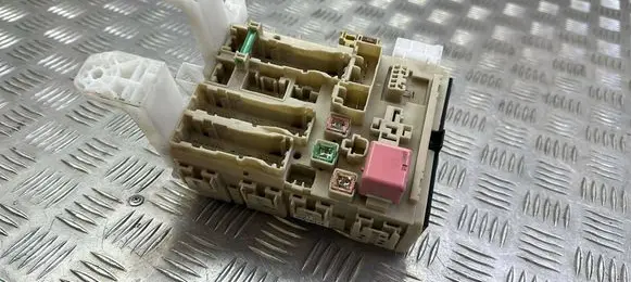 Toyota Avensis T270 Fuse module 8273005C80