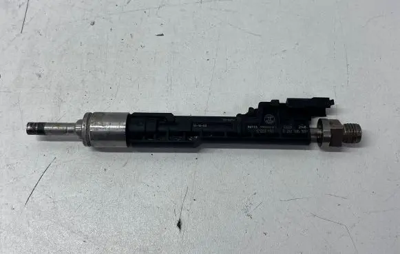BMW X3 F25 Fuel injector 7597870