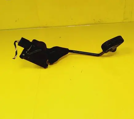 Accelerator throttle pedal