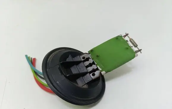 Volkswagen Polo IV 9N3 Heater blower motor/fan resistor 
