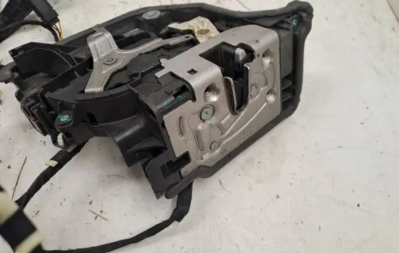 BMW X6 F16 Front door lock 7362784 5121 18427810