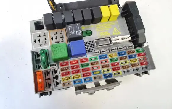 Opel Zafira A Fuse box set 24412497 24431677