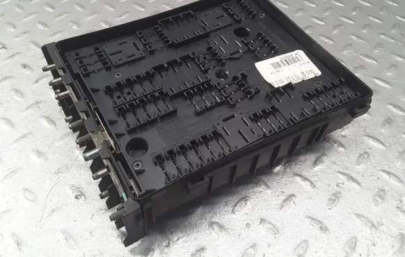 Volkswagen Jetta V Fuse module 1K0937124K 1K2052113