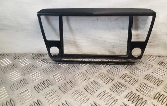 Radio/GPS head unit trim